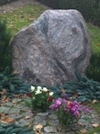 Sten på fællesplænen ved de ukendtes gravplads.